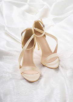 front Farblich passende Stiletto-Sandalen aus Satin mit Wickelriemen