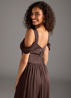 Azazie Lianne Robes de demoiselle d'honneur Robe Trapèze en Satin extensible Épaule décolletée Ganache image4