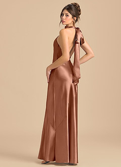 Azazie Velli 신부 들러리 드레스 쉬스 하이넥 메탈릭 새틴 바닥 길이 드레스 image1