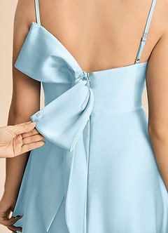 Azazie Isolde Junior Vestido de Azul Cielo de Satén Elástico de Corte en A con Plisado image6