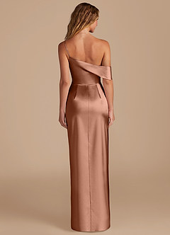 Azazie Lia Jurken voor bruidsmeisjes Jurk van Metaalachtig Satijn met Kolom Off the Shoulder Bronzeertint image4