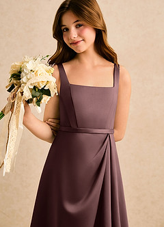 Azazie Emiko Girls Formal Abiti da Ragazza di Fiori Abito A-Line in Raso Opaco Plissettato Espresso image5