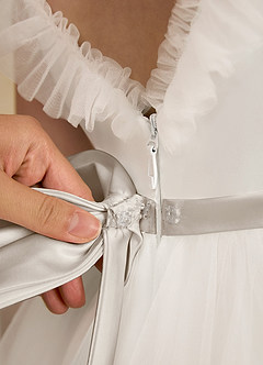 Azazie Amber Robe Demoiselle D'honneur Fillette Robe Trapèze en Tulle Arc Ivoire Givre image6