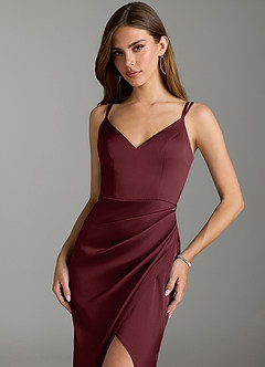 Azazie Leo Vestidos de damas de honor Vestido de Cabernet de Satén Elástico de Corte Recto con Plisado image5