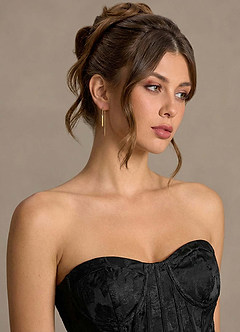 front Złote kolczyki z łańcuszkiem