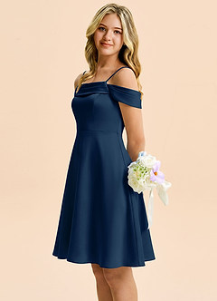 Azazie Anselie Junior Vestido Azul Marino Oscuro de Satén Elástico de Corte en A con Hombros descubiertos image6
