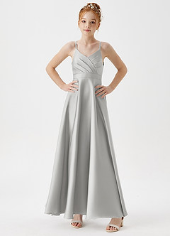Azazie Avelina Junior Vestido de Plata de Satén Elástico de Corte En A con Plisado image3