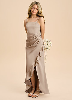 Azazie Buzzy Junior Robe Fourreau en Satin extensible Plissée Taupe image1