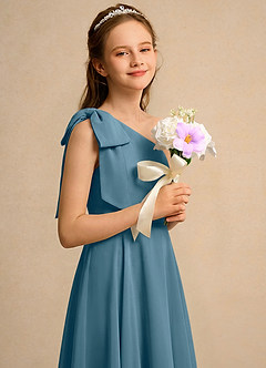 Azazie Guppy Girls Formal vestidos de niña de las flores Vestido Bermudas de Gasa de Línea A con Un hombro image4