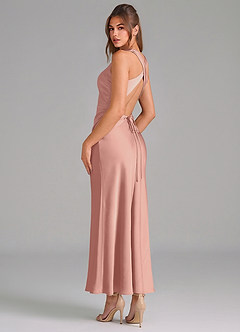 Azazie Evadne Vestidos de damas de honor Vestido de Rosetón de Satén Elástico de Corte Recto con Plisado image2