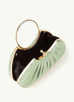 front Zestaw metalicznych, satynowych sandałów na niskim obcasie w pasującym kolorze z plisowaną torebką