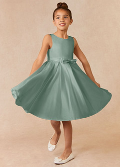 Azazie Coco Blumenmädchenkleider A-Linie Schleifen Matte Satin Kleid Silberner Salbei image1