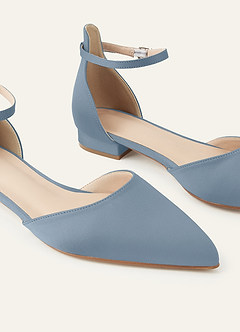 front Passende farblich abgestimmte, matte Satin-Pumps mit spitzer Zehenpartie, Knöchelriemen und Blockabsatz