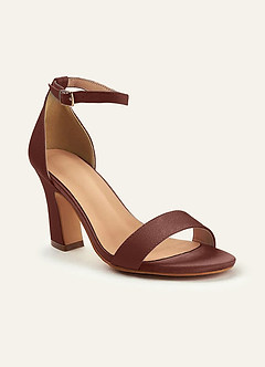 front Farblich passende Sandalen aus Stretch-Satin mit einem Riemen und Schnalle und klobigem Absatz