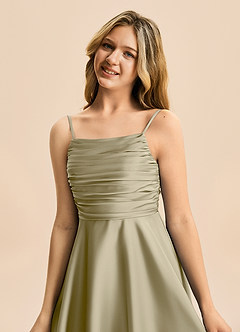 Azazie Miko Junior Vestido de Musgo Verde de Satén Elástico de Corte en A con Plisado image8