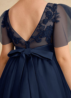 Azazie Queenie Robe Demoiselle D'honneur Fillette Robe Trapèze en Dentelle Bleu Marine Foncé image6