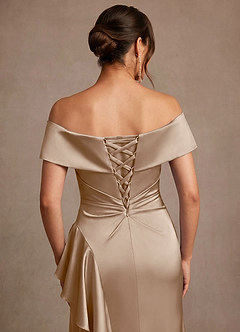 Azazie Kirsty Mère de la mariée Robes Robe Fourreau en Satin extensible Épaule décolletée Taupe image7