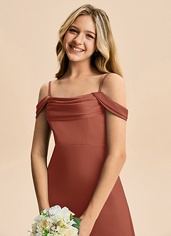 Azazie Lettie Junior Vestido Castanho Aloirado de Cetim elástico de Linha A com Fora do ombro image5