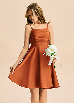 Azazie Miko Junior Vestido de Canela de Satén Elástico de Corte en A con Plisado image4