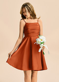 Azazie Miko Junior Vestido de Naranja Quemada de Satén Elástico de Corte en A con Plisado image4