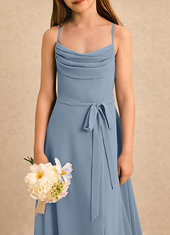 Azazie Jasslyn Girls Formal Robe Demoiselle D'honneur Fillette Robe Trapèze en Mousseline de soie Plissée Bleu Poussiéreux image5