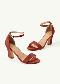 front Farblich passende Sandalen aus Stretch-Satin mit einem Riemen und Schnalle und klobigem Absatz