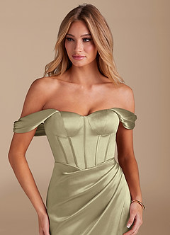 Azazie Asha Robes de demoiselle d'honneur Robe Fourreau en Satiné métallisé Épaule décolletée Vert Mousse image5