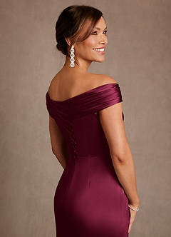 Azazie Bedford Mère de la mariée Robes Robe Fourreau en Satin extensible Plissé Bourgogne image7