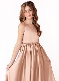 Azazie Hathaway Junior Vestido de Oro Rosa de Satén Elástico de Corte En A con Lazo image5