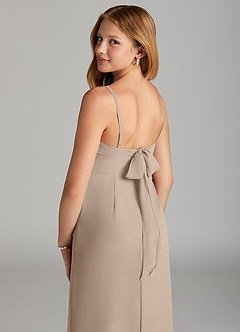 Azazie Mai Junior Robe Fourreau en Mousseline de soie Plissé Taupe image6