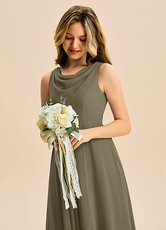 Azazie Mannie Junior Vestido de Verde Sauce de Gasa de Corte en A con Plisado image7