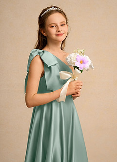 Azazie Guppy Girls Formal vestidos de niña de las flores Vestido de Salvia Plateada de Satin Mate de Corte en A con Hombro unilateral image6