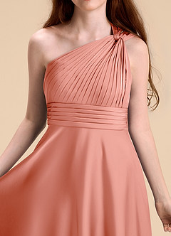 Azazie Charlize Junior Abito A-Line in Raso Elasticizzato Plissettato Corallo image7