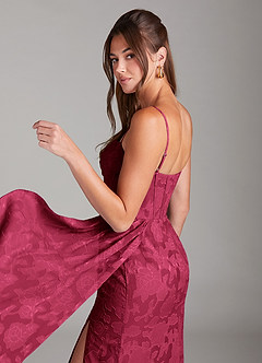 Azazie Denisa Abiti da Damigella Abito Tubino in Burnout Floreale Plissettato Borgogna image5