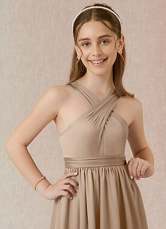 Azazie Jiya Junior Vestido de Gris Pardo de Satén Elástico de Corte en A con Plisado image4