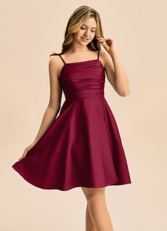 Azazie Miko Junior Abito A-Line in Raso Elasticizzato Plissettato Borgogna image3