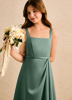 Azazie Emiko Girls Formal Abiti da Ragazza di Fiori Abito A-Line in Raso Opaco Plissettato Eucalipto image5