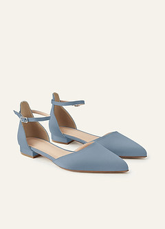 front Passende farblich abgestimmte, matte Satin-Pumps mit spitzer Zehenpartie, Knöchelriemen und Blockabsatz