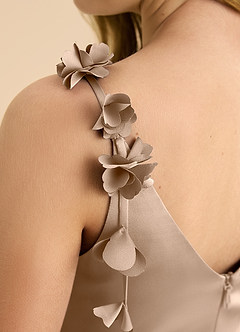 Azazie Gumdrop Junior Robe Empire en Satin extensible Plissée Taupe image8