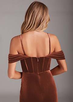 Azazie Jas Vestidos de damas de honor Vestido de Terracota de terciopelo de Corte Recto Convertible con Corsé con hombros descubiertos image8