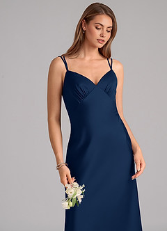 Azazie Suttona Robes de demoiselle d'honneur Robe Trapèze en Satin extensible Plissée Bleu Marine Foncé image7