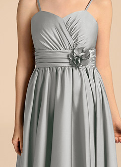 Azazie Catalina Junior Vestido de Plata de Satén Elástico de Corte en A con Escote de Corazón image8