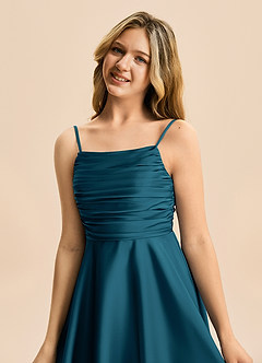 Azazie Miko Junior Vestido de Azul Tinta de Satén Elástico de Corte en A con Plisado image8