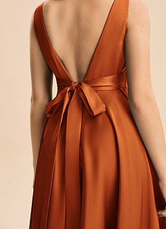 Azazie Gabby Junior Vestido de Canela de Satén Elástico de Corte en A con Plisado image2