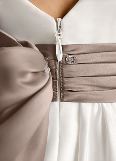 Azazie Sosie Robe Demoiselle D'honneur Fillette Robe Trapèze en Mat Satiné Plissée Ivoire Taupe image6