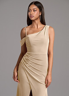Azazie Madelyn Robes de demoiselle d'honneur Robe Fourreau en velours Ue épaule Champagne image2