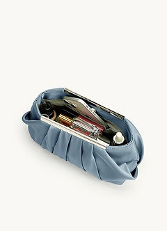 front Ensemble de sandales à talons compensés en satin stretch et pochette plissée assorties