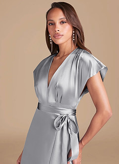 Azazie Nico Vestidos de damas de honor Vestido de Plata de Satén Metálico de Corte en A con Plisado image4