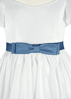 front Azazie matchande färg Satin Layered Bow Sash