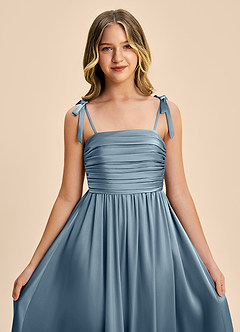 Azazie Jayden Junior Vestido Azul Polvoriento de Satén Elástico de Corte en A con Plisado image6